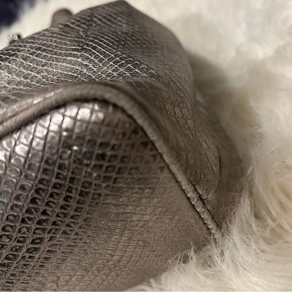 Michael Kors FRANKIE Embossed
Leather Glossy Silver Metallic Python
Bucket Bag - Picture 15 of 16